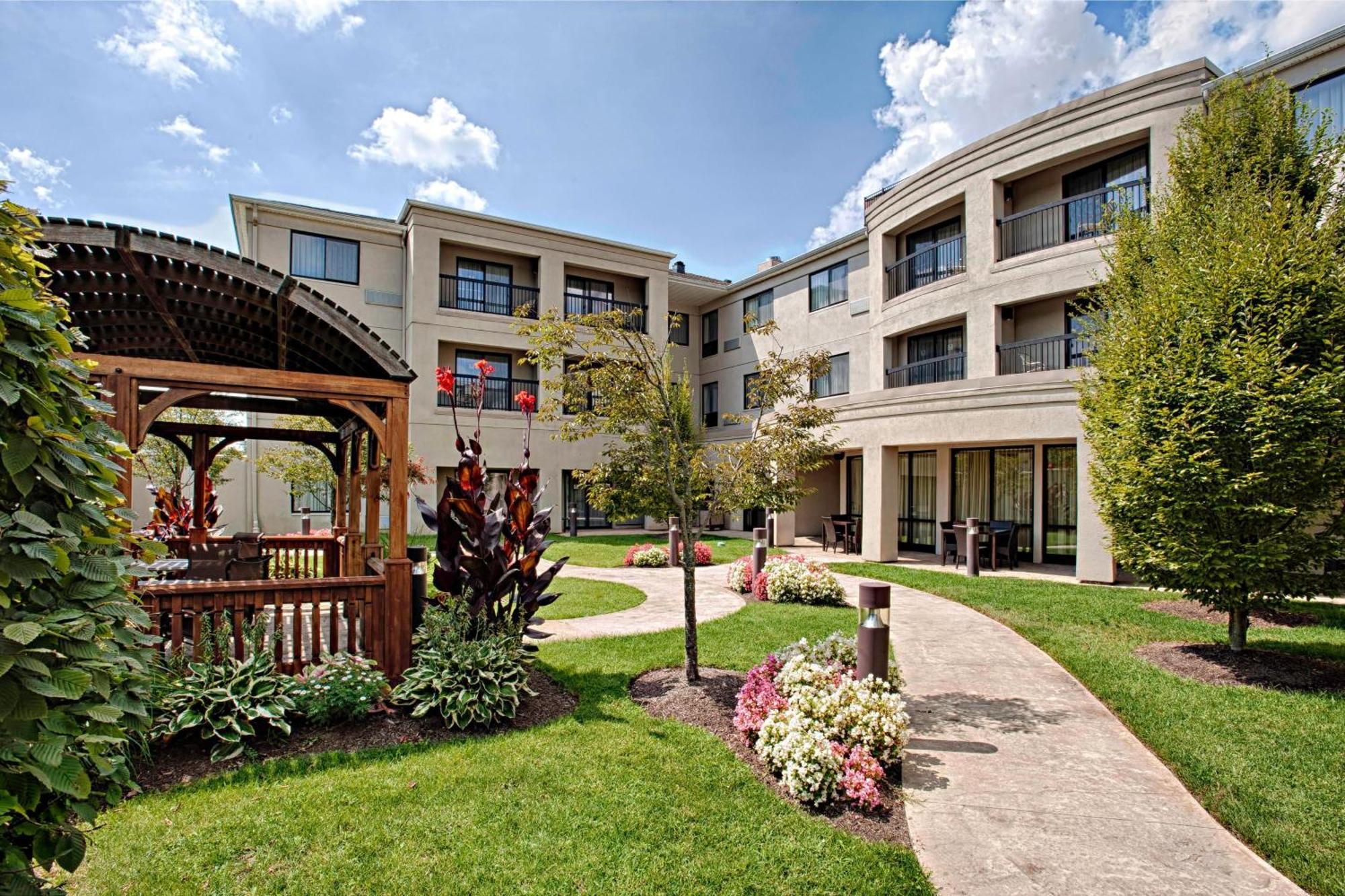 Courtyard Wall At Monmouth Shores Corporate Park Екстериор снимка