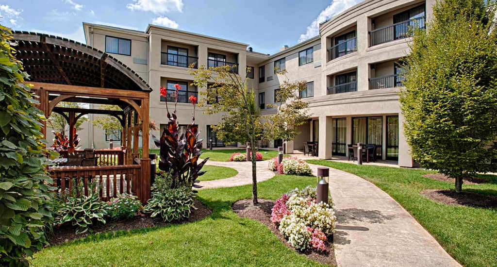 Courtyard Wall At Monmouth Shores Corporate Park Екстериор снимка